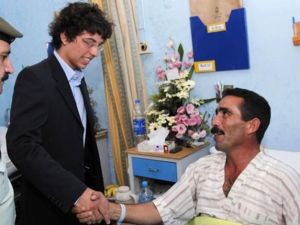 ولي عهد الاردن يعود احد جرحى الصاروخ الذي سقط في العقبة/أ.ف.ب