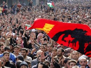 متظاهرون في وسط العاصمة عمان يلوحون براية كبيرة عليها صورة الثائر اللاتيني تشي غيفارا/أ.ف.ب