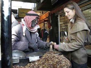 الملكة رانيا خلال جولة لها وسط العاصمة الاردنية/ارشيف