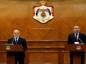 وزير الخارجية الأردني أيمن الصفدي ونظيره العراقي إبراهيم الجعفري خلال مؤتمر صحفي بالعاصمة عمان