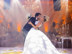 اختارت جوي سلامة فستان زفاف ساحر بقصة أميرية ضيقة من الأعلى