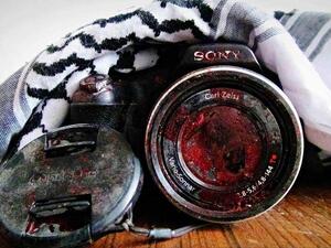 الملثمون يخبرون عناصر الحاجز بأن هذا الشخص مشتبه به أم لا