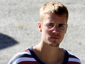 جاستين بيبر يرتدي النظارات