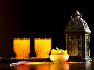 عصائر قمر الدين تحتوي على نسبة عالية من الفيتامينات ونسبة من السكريات 