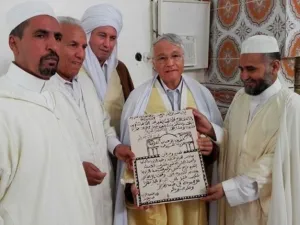 اعتبر المعارضون لجوء خليل إلى الزوايا لطلب الغفران بمثابة استفزاز لمشاعر الجزائريين 