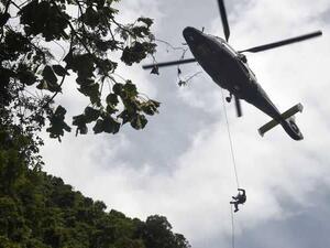 مروحية تايلاندية أثناء عمليات البحث عن الفتيان
