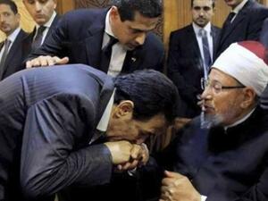 خيري رمضان يقبل يد القرضاوي