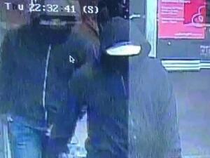 المشتبه بهما أثناء دخول المطعم