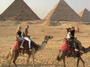 كورتني كارداشيان مع أصدقائها في مصر