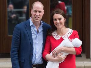 كيت ميدلتون والأمير وليام مع أميرهما الثالث لويس