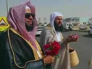 رجال هيئة الأمر بالمعروف والنهي عن المنكر في السعودية يوزعون الورد في الطرقات