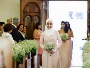 اشبينة محجبة في احدى الكنائس