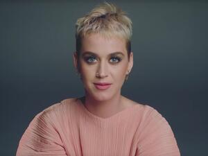 كاتي بيري ترقص على أغنية بشرة خير