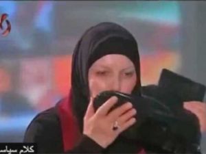 الاعلامية التونسية كوثر البشراوي تقبل حذاء جندي سوري على الهواء