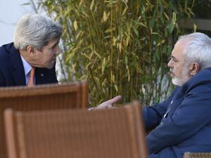 US Secretary of State John Kerry (L) talks with Iranian Foreign Minister Mohammad Javad Zarif on May 30, 2015 in Geneva. (AFP/Susan Walsh)