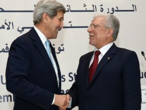 وزير الخارجية التونسي الطيب البكوش (يمين) مع نظيره الاميركي جون كيري الذي يزور تونس