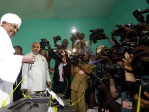 ارشيف/ الرئيس السوداني عمر البشير خلال مؤتمر صحفي في الخرطوم