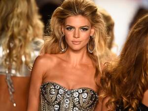 عارضة الأزياء والممثلة كيلي رورباك