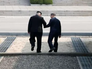 وكان الرئيس الكوري الجنوبي مون جاي ان والزعيم الكوري الشمالي اتفقا خلال قمتهما في نيسان/ابريل على وقف كل الاعمال العدائية وتحويل الحدود الى "منطقة سلام".

