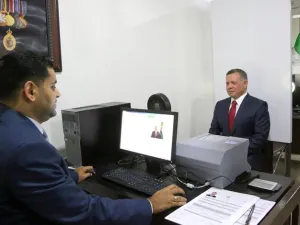 العاهل الأردني عبدالله الثاني يستخرج أولى البطاقات الشخصية "الذكية" في البلاد - بترا