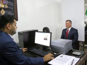 العاهل الأردني عبدالله الثاني يستخرج أولى البطاقات الشخصية "الذكية" في البلاد - بترا