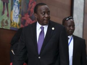 وتوقف كينياتا عن إلقاء الخطاب بعد وقت قصير من بدئه مع تعالي الصفير
