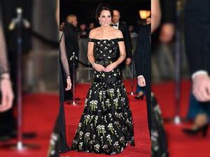 أطلّت ميدلتون بفستان أسود مطبع برسومات الورود الناعمة
