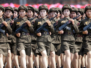 اثنين من أصل 20 ضابطا في وحدتها العسكرية، التي بلغ عدد أفرادها 120 عنصرا، كانا يغتصبان كل امرأة 