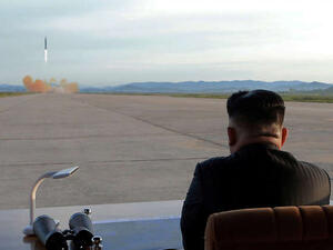 الرئيس الكوري يتابع اطلاق الصواريخ 