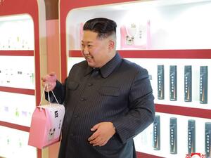 كيم جونغ أبدى سعادته بافتتاح المصنع الذي يوفر جميع أنواع وأشكال مستحضرات التجميل 