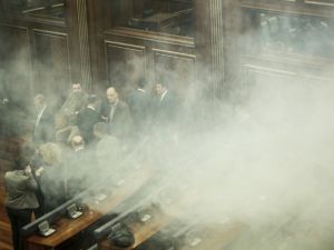 كان نواب المعارضة أطلقوا الغاز المسيل للدموع في البرلمان الأسبوع الماضي - أ ف ب
