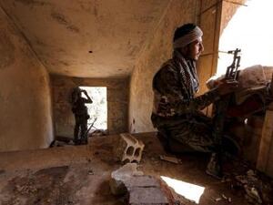 مقاتلان من وحدات حماية الشعب الكردية في مدينة الحسكة
