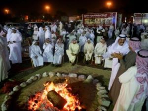 كويتيون يشاركون في لقاء انتخابي في العاصمة
