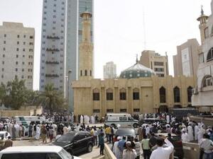 سيارات اسعاف امام مسجد الامام الصادق للشيعة الذي شهد هجوما انتحاريا
