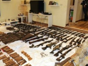 اسلحة وذخائر تم ضبطها في الكويت 
