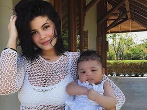 كايلي جينر برفقة ابنتها ستورمي