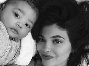 كايلي جينر مع ابنتها ستورمي