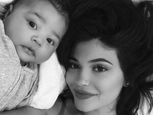 كايلي جينر مع ابنتها ستورمي