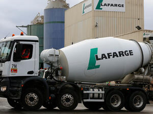 "لافارج" تحقق في اتهامها بالتعامل مع داعش
