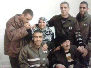 أم فلسطينية تعلن إضرابها عن الطعام تضامناً مع أبنائها الأسرى
