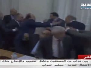 صورة ماخوذة من الفيديو المنشور حول المشادة بين النائبين في البرلمان اللبناني