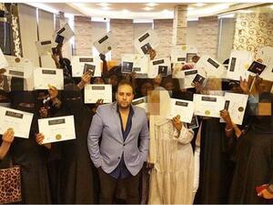 لبناني يقيم دورة مكياج للفتيات!