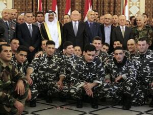 ارشيف/ العسكريون اللبنانيون الذين كانوا محتجزين لدى جبهة النصرة خلال مراسم في القصر الحكومي
