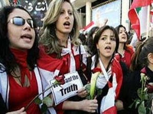 ينقسم النواب إلى مجموعتين أساسيتين لا تملك أي منهما الغالبية المطلقة