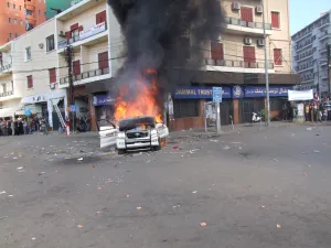 سيارة الجزيرة تحترق/الوكالة اللبنانية للاعلام