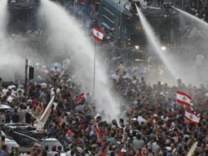 100 الف لبناني شاركوا بمظاهرات طلعت ريحتكم السبت