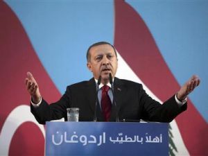 رئيس وزراء تركيا رجب طيب اردوغان يتحدث الى حشد في قرية بلبنان