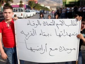 تظاهرة سكان القرية/أ.ف.ب