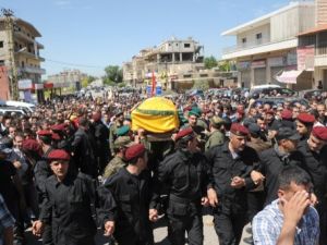 انصار لحزب الله تشيع احد قتلى الحزب/أ.ف.ب