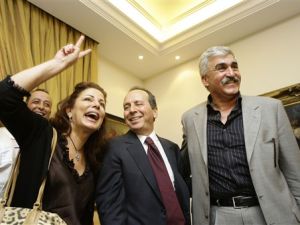 اللواء جميل السيد، وسط ، علي الحاج وزوجة الاخير سمر الحاج في مطار بيروت بعد وصوله من باريس/أ.ف.ب